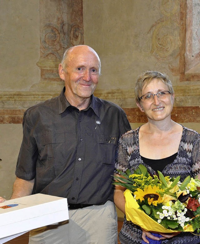 Ehrennadel und Ehrenglas fr ihn, Blumen fr sie: Hans und Sieglinde Schmitt   | Foto: Volker Mnch