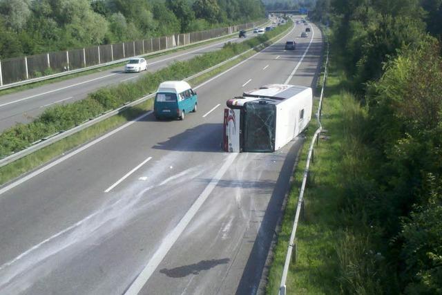 Leerer Reisebus kippt auf A5 um - Fahrbahn wieder frei