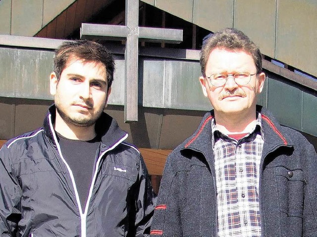 Pfarrer Andreas Hansen  (rechts) von d...emeinde Waldshut mit Mohammad Hosseini  | Foto: Gems-Thoma