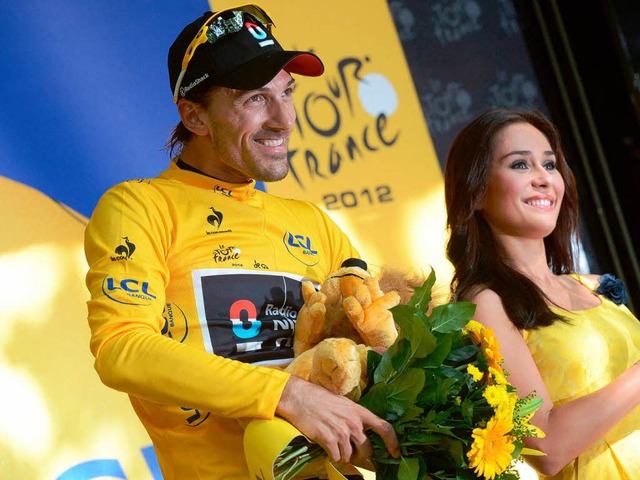 Der Schweizer Fabian Cancellara hat si...be Trikot der Tour 2012 bergestreift.  | Foto: dpa