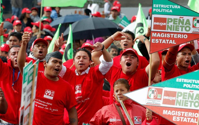 Anhnger der PRI feiern ihren Kandidaten Enrique Pena Nieto.  | Foto: dapd