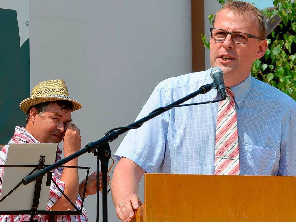 Brgermeister Harald Lotis begrt die Gste und blickt auf die bisherigen Jubilumsveranstaltungen zurck.