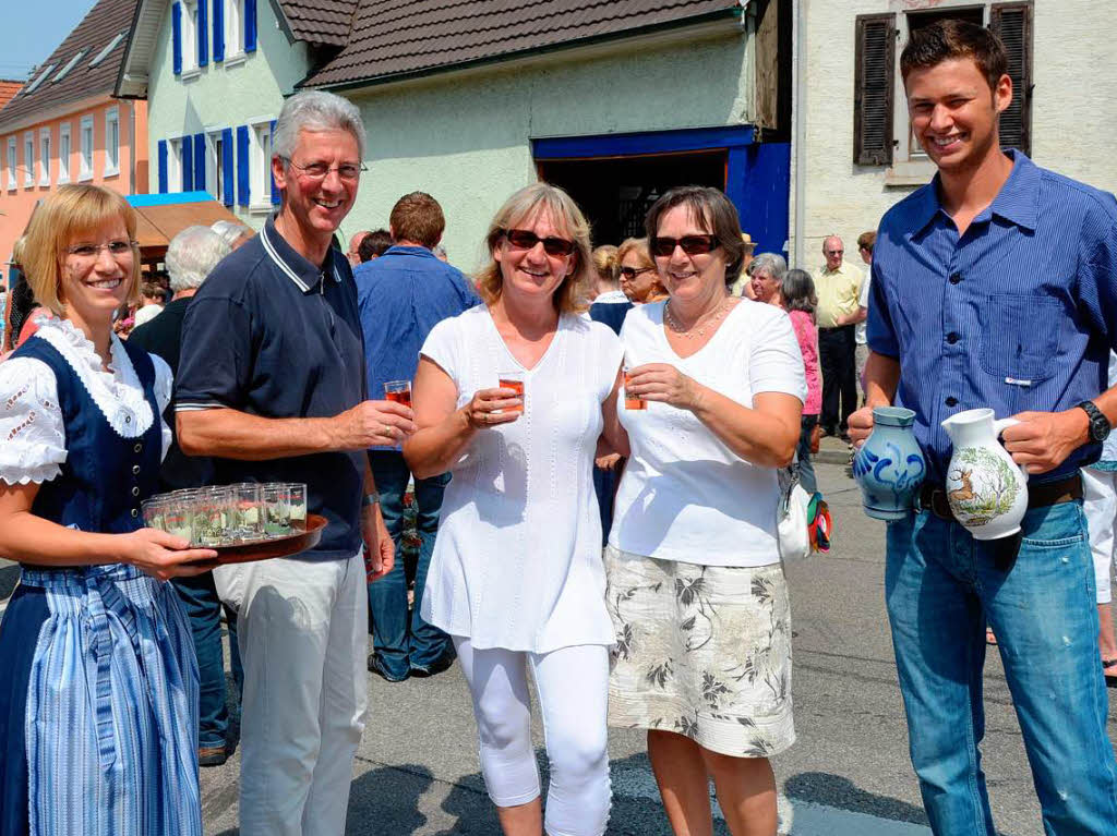 Die Bahlinger Landjugend schenkt den von der WG und dem Weingut Huber gestifteten Festwein aus.