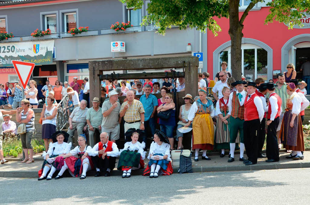 Beim offiziellen Festauftakt bleiben die meisten Gste lieber im Schatten.