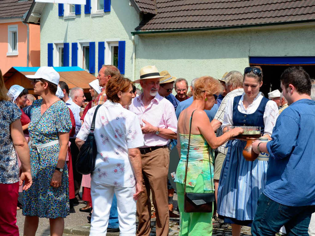 Die Bahlinger Landjugend schenkt den von der WG und dem Weingut Huber gestifteten Festwein aus.