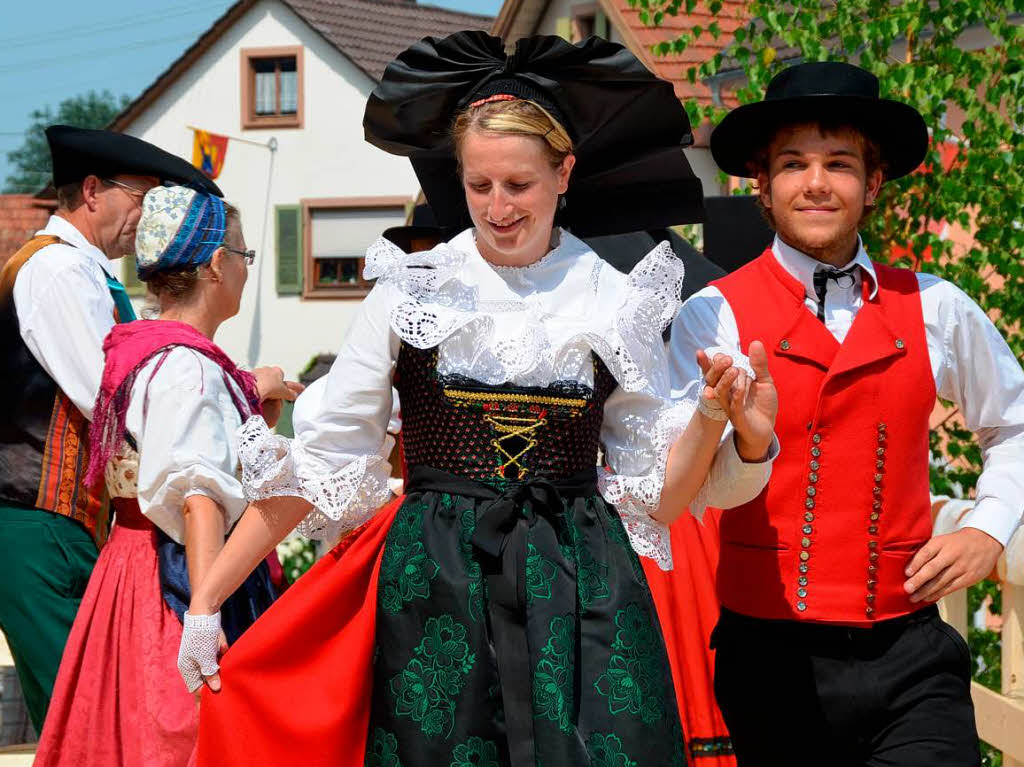 Auftritt der elsssischen Folklore-Tanzgruppe „Heloldo Wilaria“ auf der Festbhne am Friedensplatz.