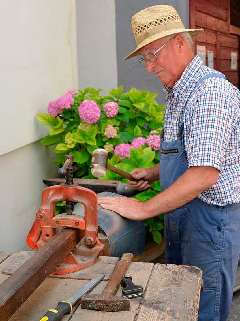 Historisches Handwerk bekamen die Festbesucher in mehreren Hfen vorgefhrt - auch die Herstellung von Blecheimern.