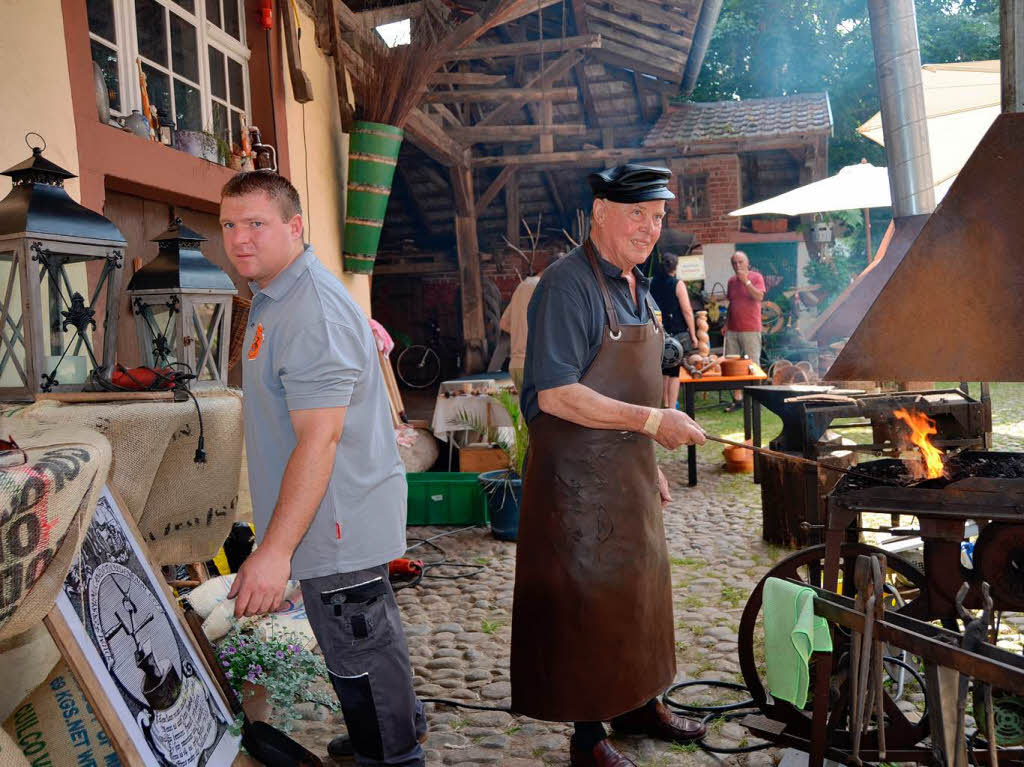 Historisches Handwerk bekamen die Festbesucher gleich in mehreren Hfen vorgefhrt - vom Schmied (Foto)  bis hin zum Drechsler.