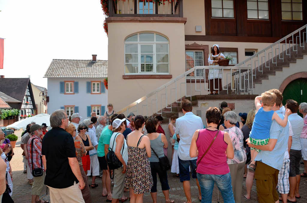 Historischer Dorfspaziergang mit Nadja Kempf durch Hfe und Gewlbe unter dem Motto „Im Dunkeln ist gut munkeln“.