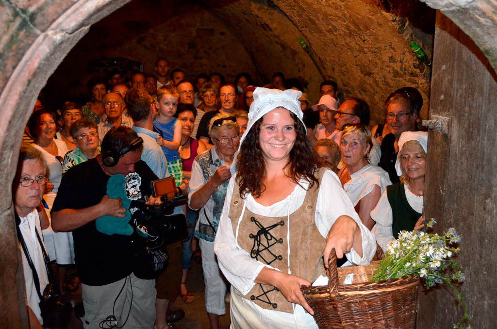 Historischer Dorfspaziergang mit Nadja Kempf durch Hfe und Gewlbe unter dem Motto „Im Dunkeln ist gut munkeln“.