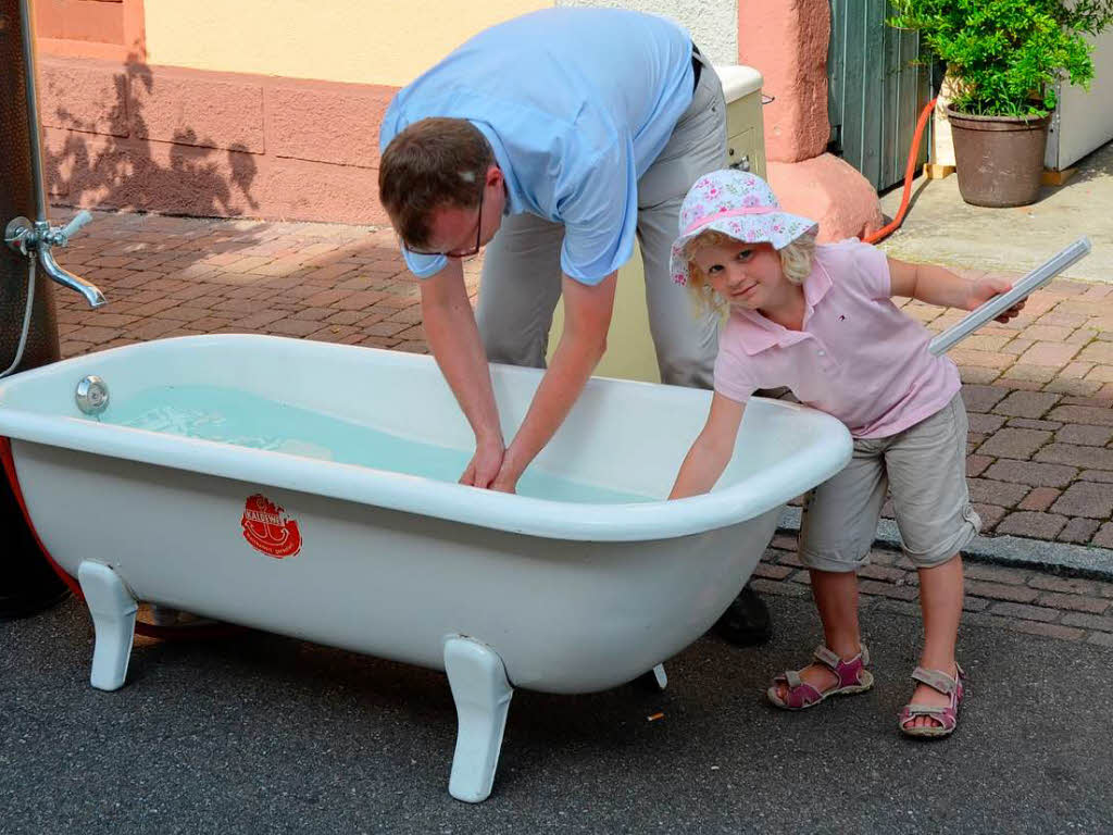 Auch Brgermeister Harald Lotis sucht die Erfrischung in der alten Badewanne im Themenbereich „Rund ums Haus“