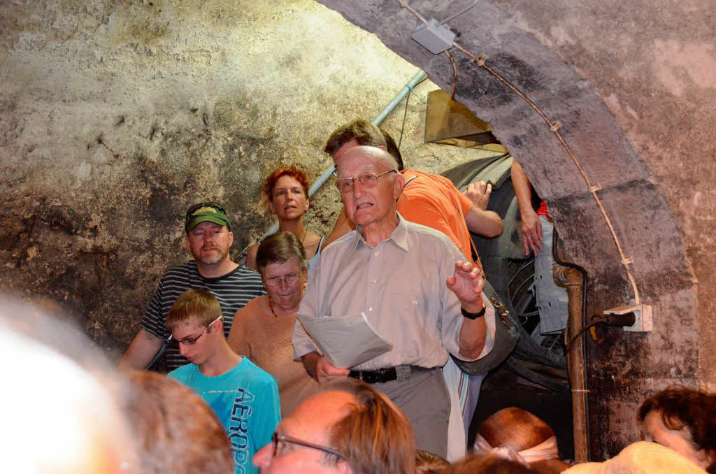 Walter Rubin erklrt die besonderheit des Kreuzgewlbes im Keller des alten Kaufhauses Rubin.