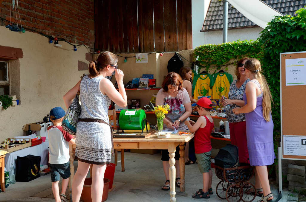 Losverkauf am Stand des Frdervereins Kindergarten Webergssle.