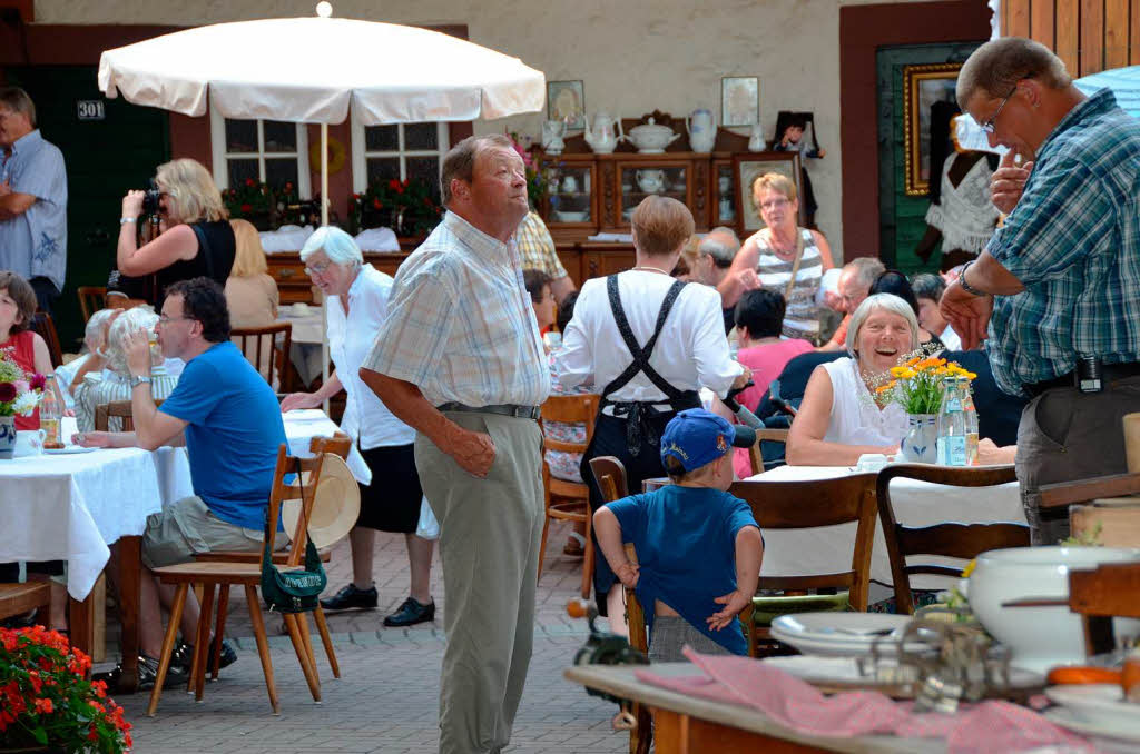 Gelegenheiten zur Einkehr gab es fr die Festbesucher viele - zum Beispiel in der Cafstube der Landfrauen