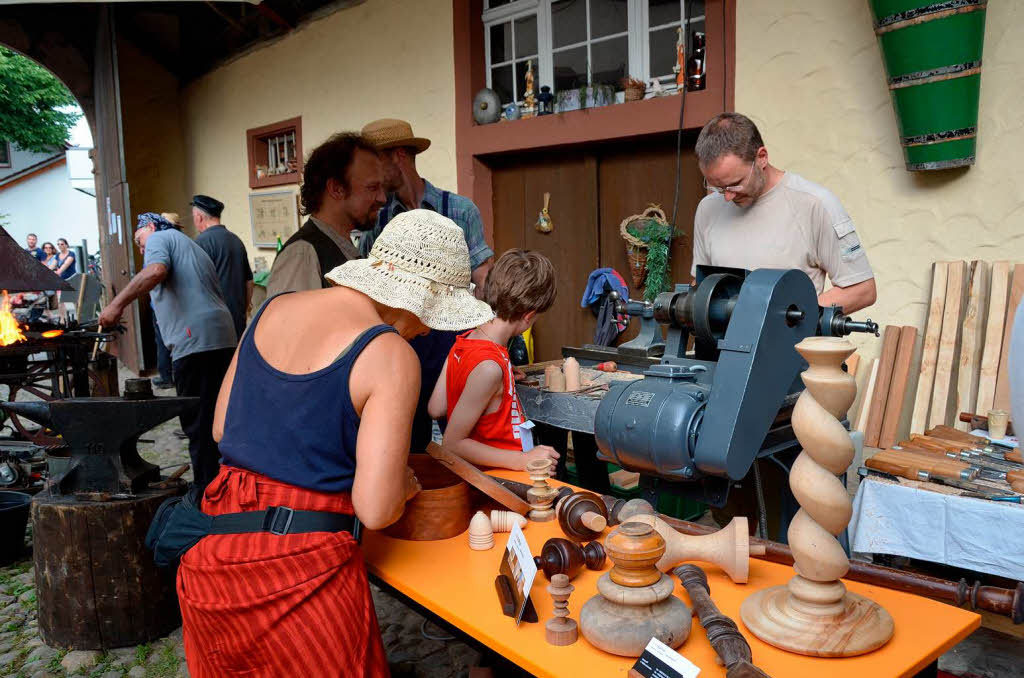 Historisches Handwerk bekamen die Festbesucher gleich in mehreren Hfen vorgefhrt - vom Schmied bis hin zum Drechsler (Foto).