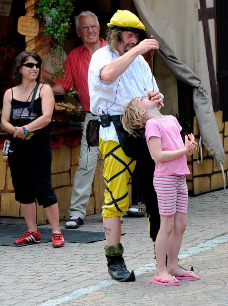 Junge Besucher der Mittelalterlichen Markttage  konnten dank Gaukler Tomberg von der Heyde zu Schwertschluckern werden.