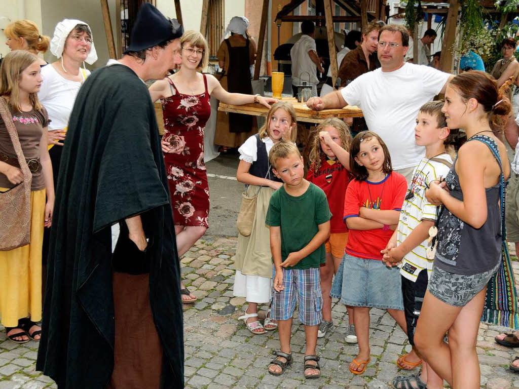Mika der Zaubergaukler faszinierte die Besucher der Mittelalterlichen Markttage in den Gassen des Sthlinger Stdtles.