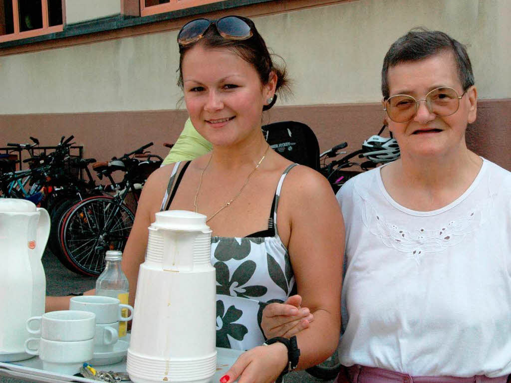 Mitarbeiterinnen und Bewohnerinnen sorgten gemeinsam für das leibliche Wohl der Gäste Mitarbeiterinnen und Bewohnerinnen sorgten gemeinsam für das leibliche Wohl der Gäste