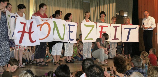 Eine schne Zeit wnschen  Eltern von ...torin Gisela Stterlin (in der Hocke).  | Foto: creMER