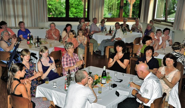 Die Festgste feiern im Pfarrheim St. ... in Seelbach die Nachbarschaftshilfe.   | Foto: Axel Fleig