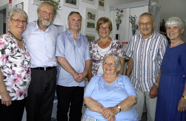 Die AWO-Vorsitzenden Ilsemie Dumont (r...(v. links) und Helga Zhner (sitzend).  | Foto: Petra Wunderle