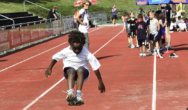 Erhitzte Jungathleten: Ein weiter Spru...lerabendsportfest des TuS Hllstein.   | Foto: Heiner Fabry