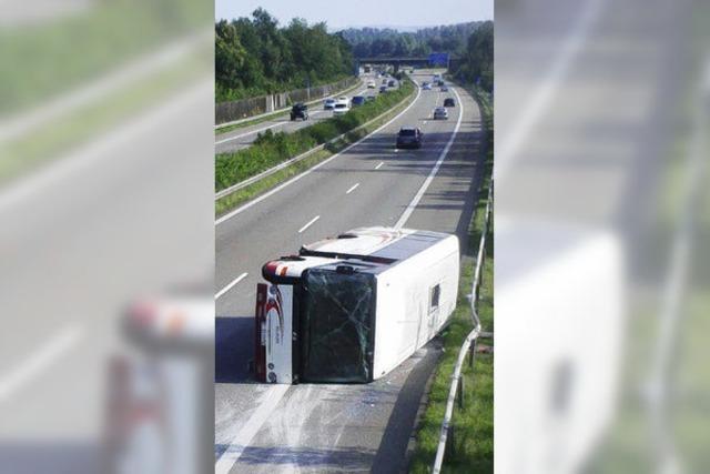 Reisebus kippt auf der A5 um