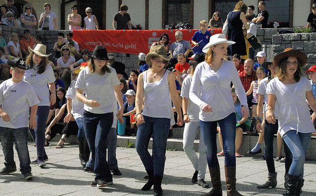 Die Line dance-AG der Herrischrieder S...mierte auch das Publikum zum Mitmachen  | Foto: Karin Stckl-Steinebrunner
