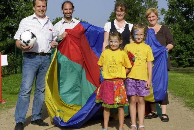 Der Schule ein Sportplatz, dem Bootsclub ein Land