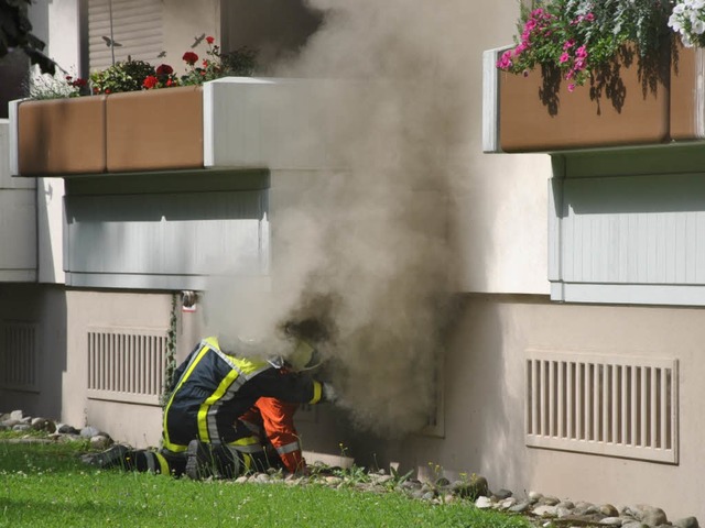 Das sieht ungesund aus: Dichter Rauch .... Die Feuerwehrleute mussten da durch.  | Foto: Ralph Fautz