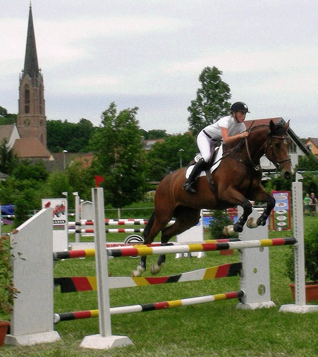 Beim  Springreiten mssen sich Pferd und Reiter gleichermaen konzentrieren.   | Foto: mario schneberg