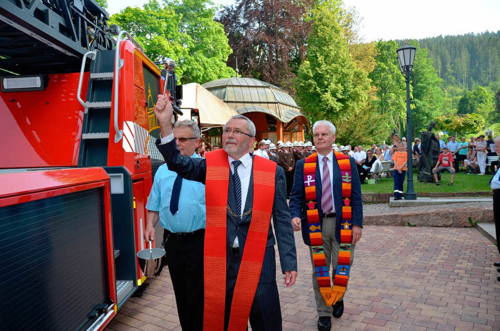 Geistliche Weihen erteilten dem neuen Dienstfahrzeug  Pater Josef Singer (links) und Pfarrer Traugott Weber. 