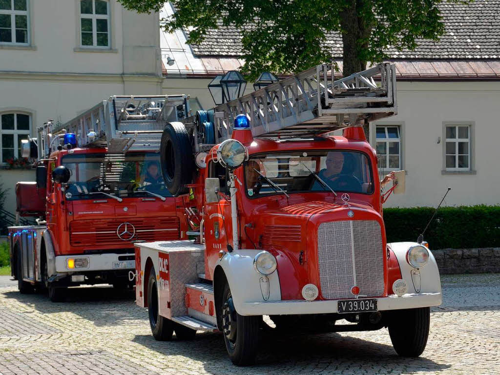 Drehleitern aus fast 100 Jahren St. Blasier Feuerwehrgeschichte: berraschungskorso am Samstagvormittag. 