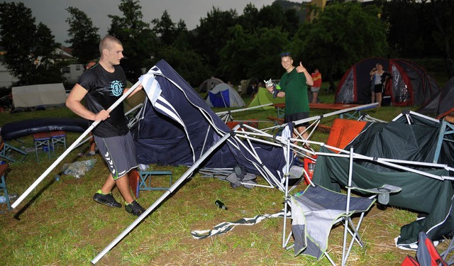 In Balingen verleidete das Unwetter 20...eines Handballturniers ihr Zeltlager.   | Foto: dpa