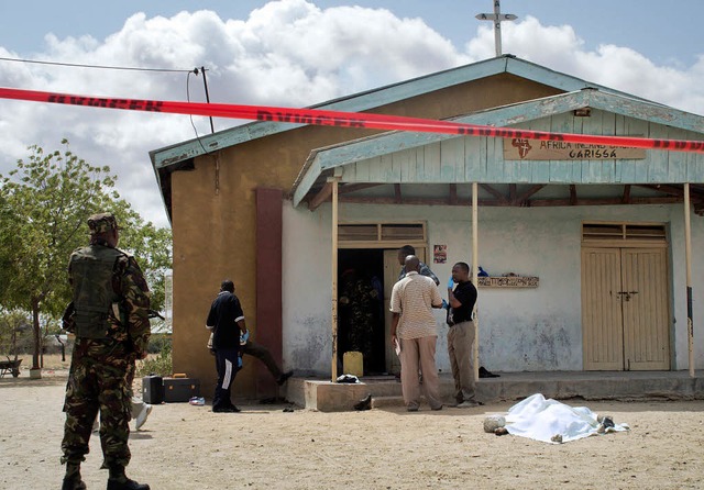 Sicherheitskrfte in Kenia bewachen ei...Stunden vorher Ziel der Angriffe war.   | Foto: dapd