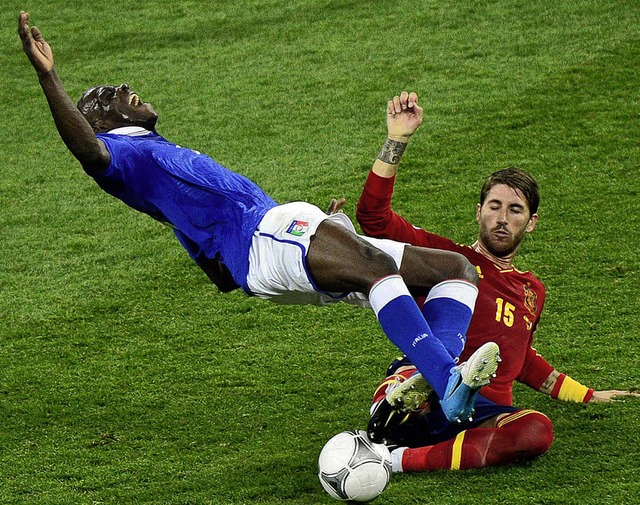 Mario Balotelli (links) hatte im Final... er vom Spanier Sergio Ramos gestoppt.  | Foto: dapd