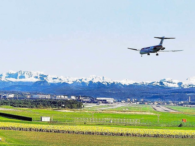 Bislang hchst umstritten: der gekrpfte Landeanflug auf den Flughafen Zrich   | Foto: BZ