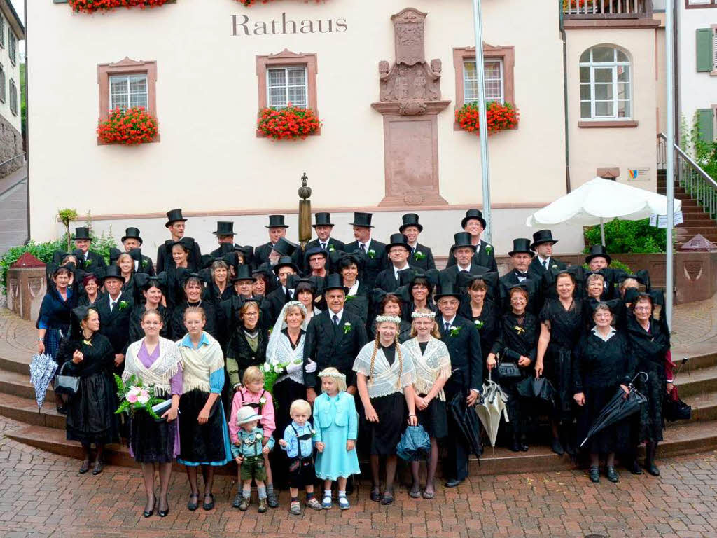 Gruppenfoto vor dem Rathaus: Ein Hochzeitszug ganz nach altem Brauch war am Sonntag einer der Hhepunkte beim Fest.