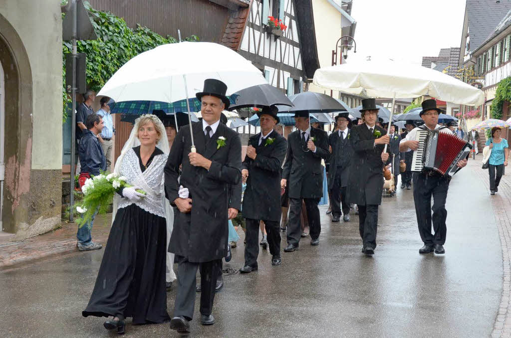 Ein Hochzeitszug ganz nach altem Brauch war am Sonntag einer der Hhepunkte beim Festwochenende in Bahlingen.