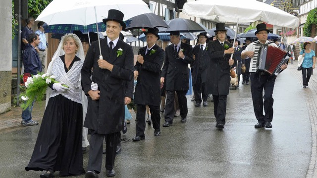 Ein Hochzeitszug ganz nach altem Brauc...ende zur 1250-Jahr-Feier in Bahlingen.  | Foto: Christiane Franz