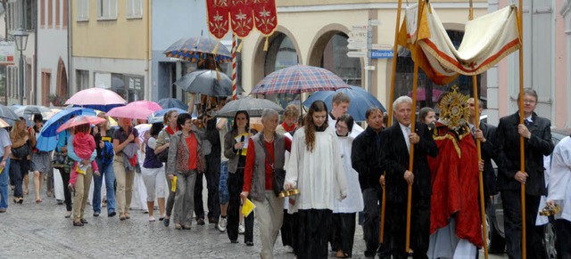 Trotz Regens feierte die Pfarrgemeinde...ihr Patrozinium mit einer Prozession.   | Foto: Roland Vitt