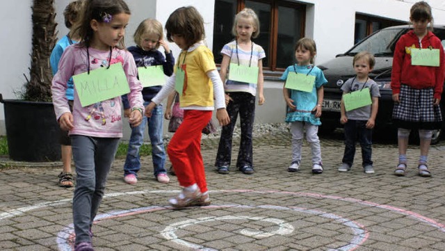 Unendlich gerne laufen &#8222;Sonnenh...-Kinder auf der spiralfrmigen Linie.   | Foto: Gabriele Fssler