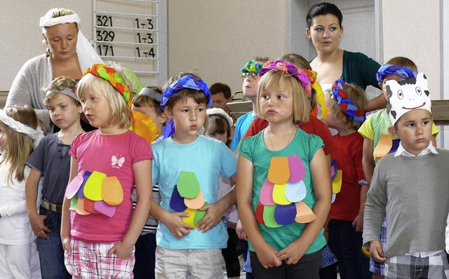 Die Kindergartenkinder brachten Farbe ...efest der Kirchengemeinde  Hugsweier.   | Foto: alfred arbandt