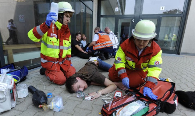 Tuschend echt sehen sie aus, die Verletzten vor dem Droste-Hlshoff-Gymnasium.   | Foto: Rita Eggstein