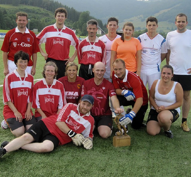 Bei der Dorfmeisterschaft gewann die M...der Ga (links in Rot) gegen Weierle.   | Foto: Anke Kiefer