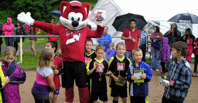 Das Maskottchen des SC Freiburg begeisterte die Kleinsten des Vereins.   | Foto: Luisa Denz