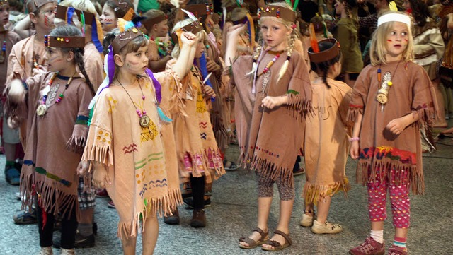 Zum Indianertreffen geriet das Kindermusical Wakatanka im Schulzentrum.   | Foto: Hannah KLusmann