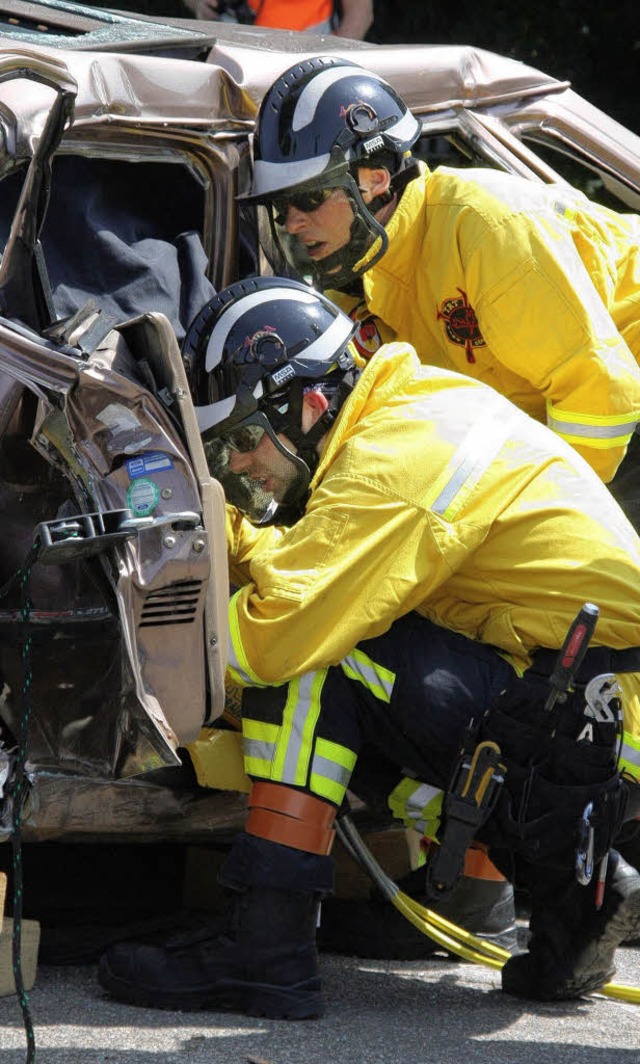 Um das Unfallopfer befreien zu knnen,...die Feuerwehrleute das Auto zerlegen.   | Foto: Silvia Faller