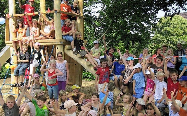 Der neue Spielturm kommt bei den Kindern in Wiechs super an.   | Foto: ritter