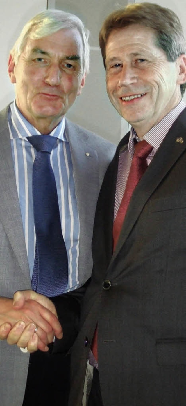 Amtsbergabe beim Lions-Club Offenburg...e (rechts), der Ulrich Freund ablst.   | Foto: Lions